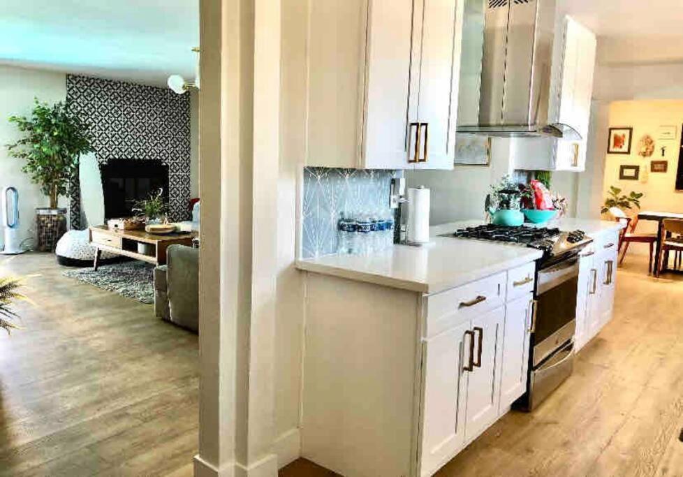 Holiday home 5 Mins Drive To Strip Conventioncenter House /pool