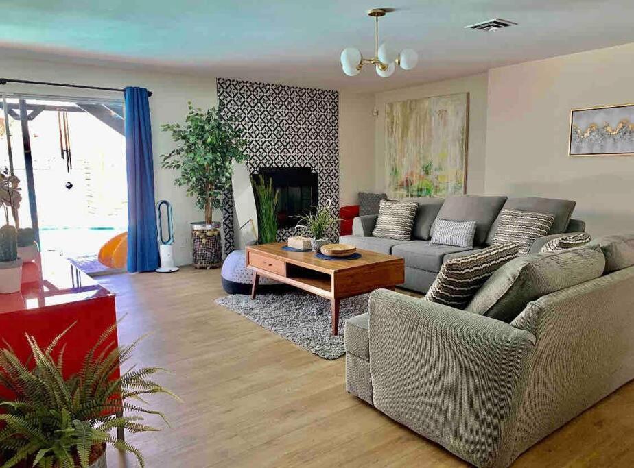 5 Mins Drive To Strip Conventioncenter House /pool Holiday home