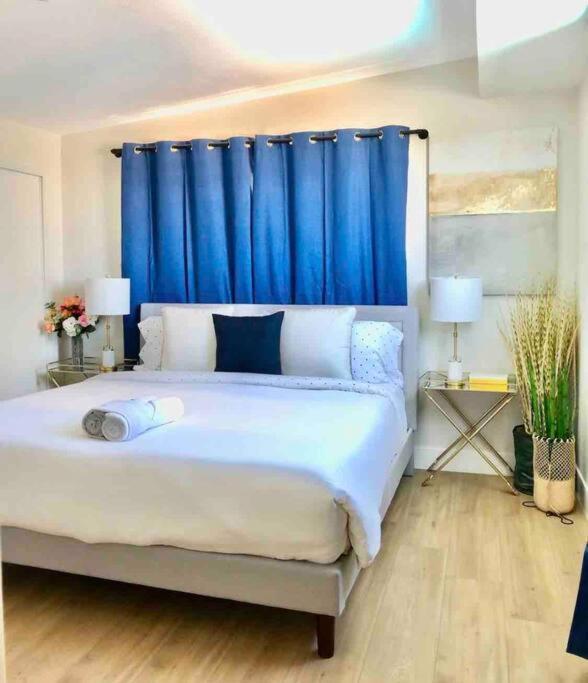 Holiday home 5 Mins Drive To Strip Conventioncenter House /pool