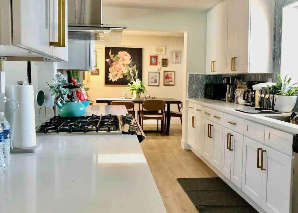 Holiday home 5 Mins Drive To Strip Conventioncenter House /pool *