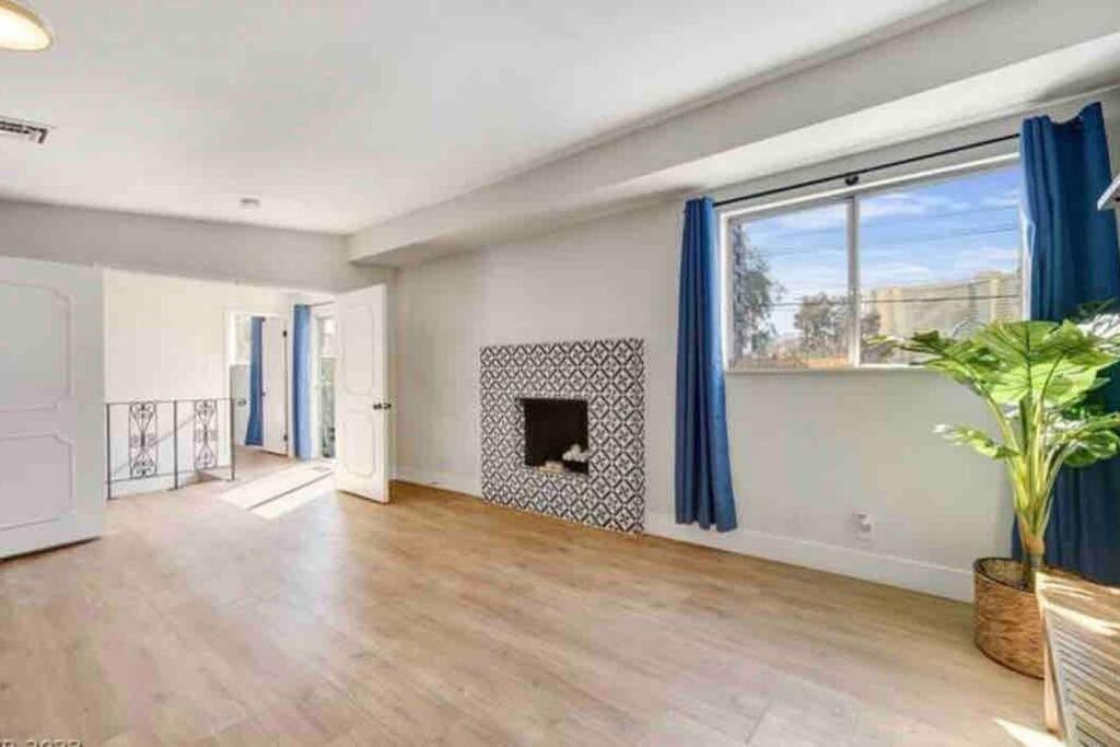 Holiday home 5 Mins Drive To Strip Conventioncenter House /pool