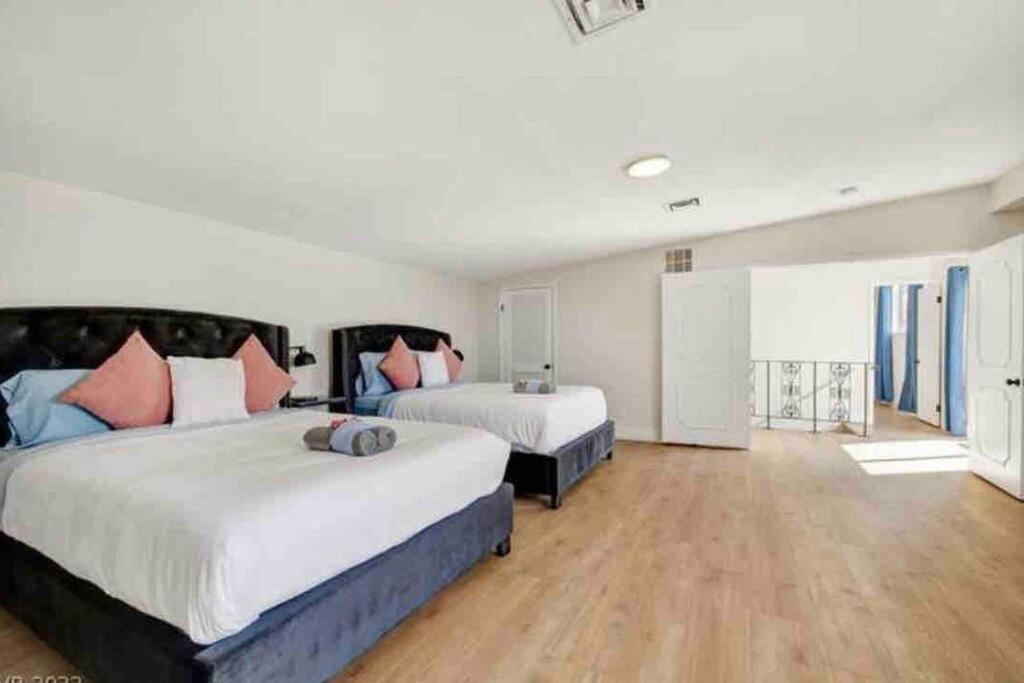 Holiday home 5 Mins Drive To Strip Conventioncenter House /pool *