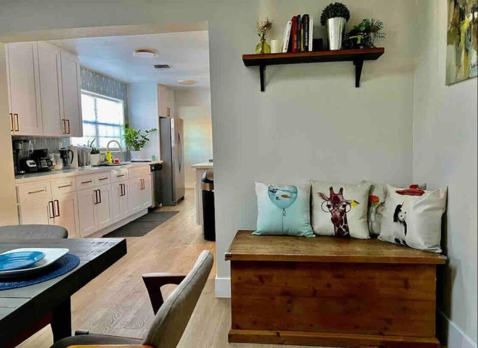 Holiday home 5 Mins Drive To Strip Conventioncenter House /pool