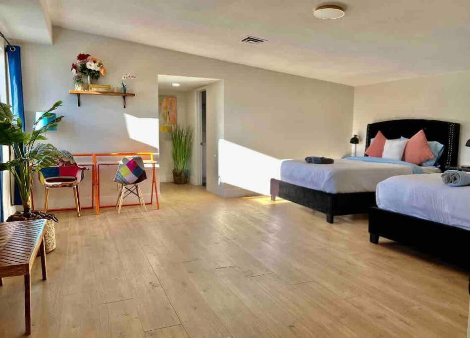 Holiday home 5 Mins Drive To Strip Conventioncenter House /pool