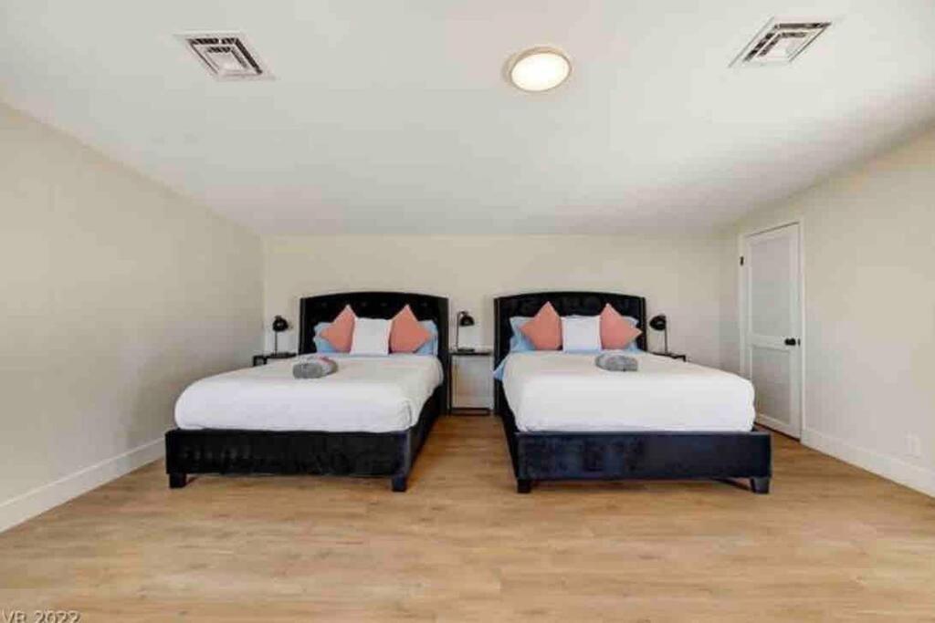 5 Mins Drive To Strip Conventioncenter House /pool Holiday home