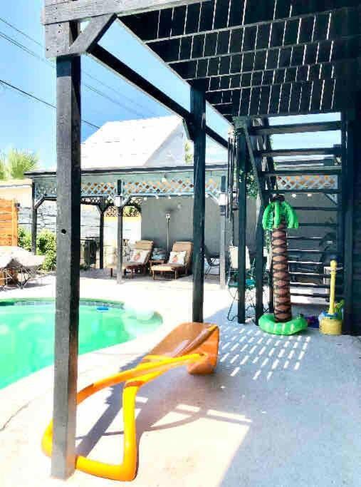 5 Mins Drive To Strip Conventioncenter House /pool Holiday home *