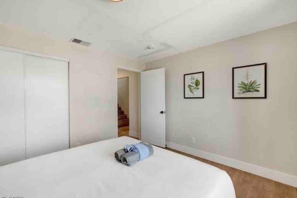Holiday home 5 Mins Drive To Strip Conventioncenter House /pool *