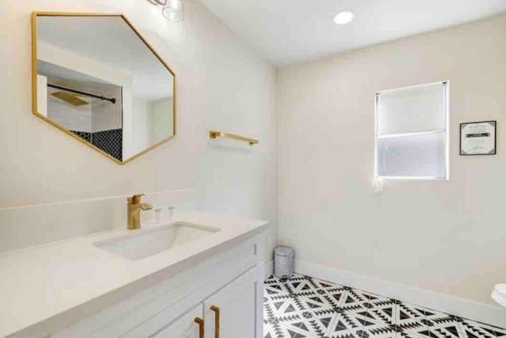 Holiday home 5 Mins Drive To Strip Conventioncenter House /pool Las Vegas