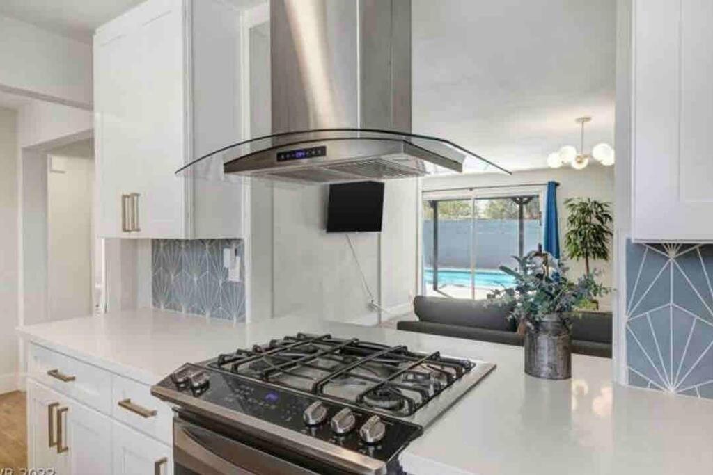 Holiday home 5 Mins Drive To Strip Conventioncenter House /pool Las Vegas