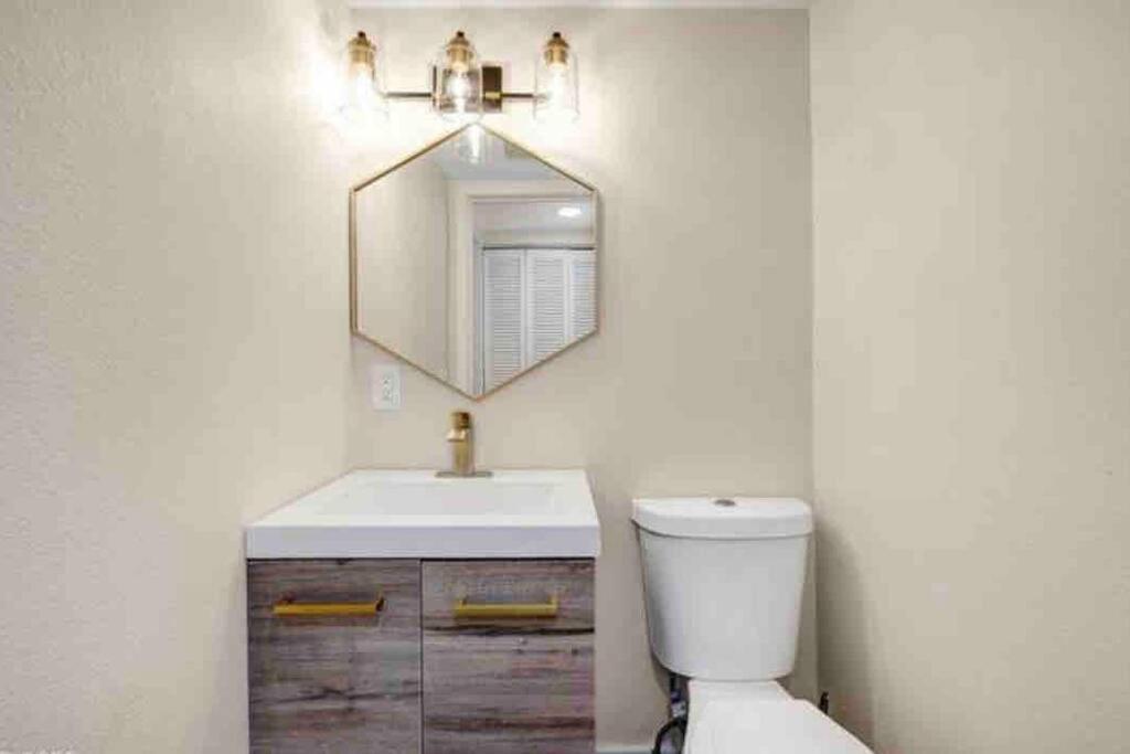 5 Mins Drive To Strip Conventioncenter House /pool Holiday home *